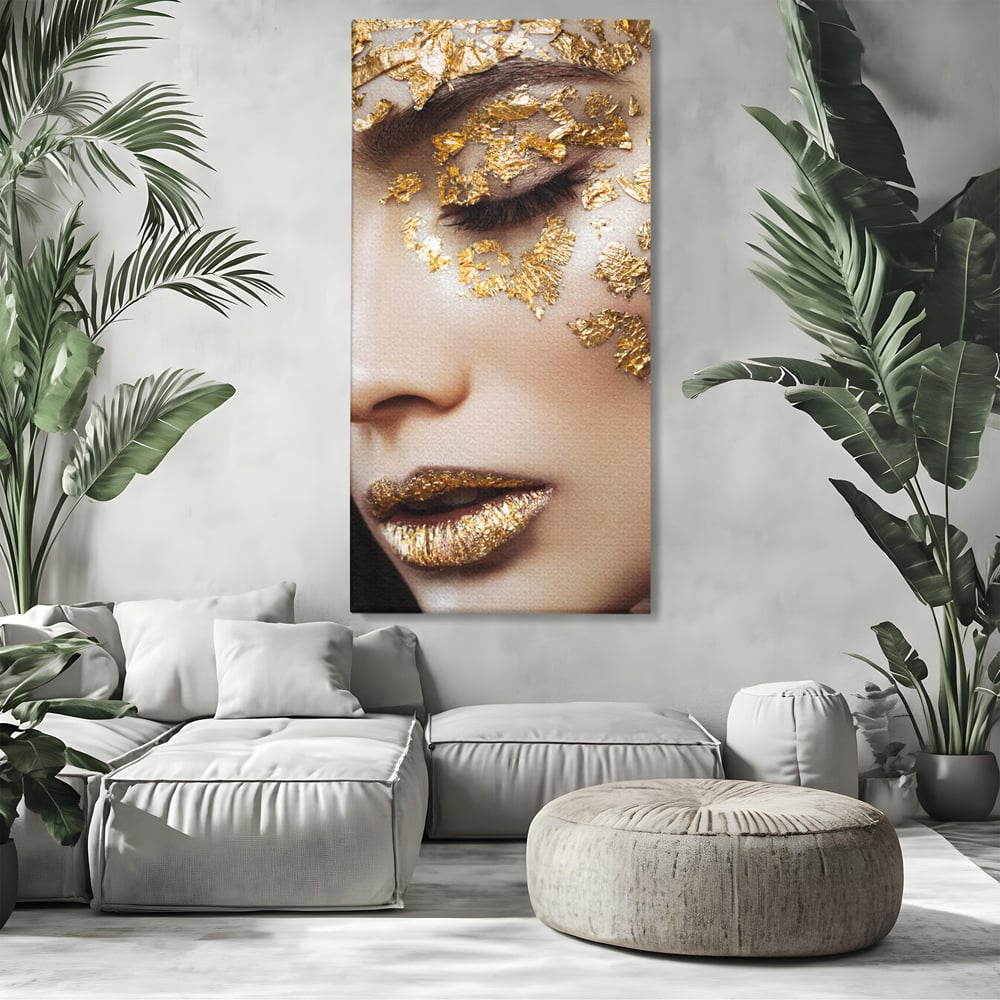 Tablou canvas cu portret feminin cu aplicatii aurii, fara rama, pe sasiu de lemn, pe perete intr-un living